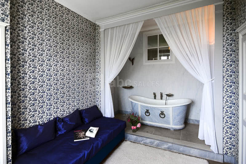 La salle de bain de la chambre jaune