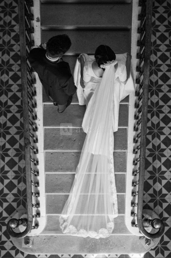 Mariés dans l'escalier