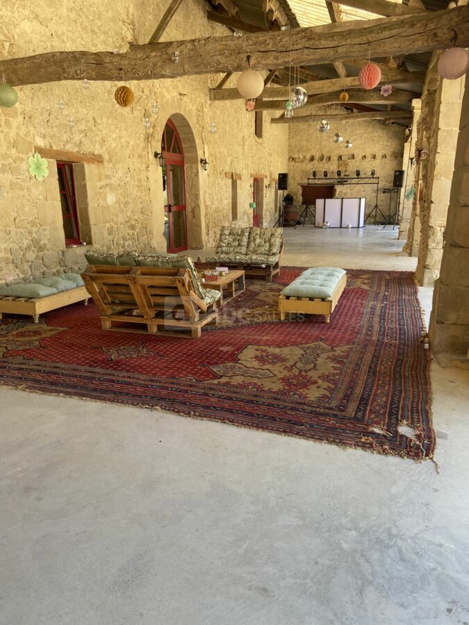 Tapis et banquettes à votre disposition