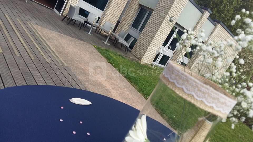 VIN D'HONNEUR EXTERIEUR A COTE DE LA SALLE