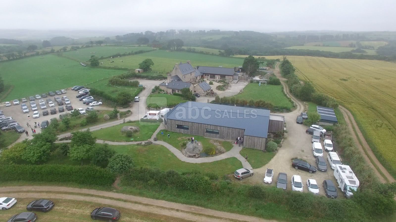 Photo salle, gites (prise par drone)