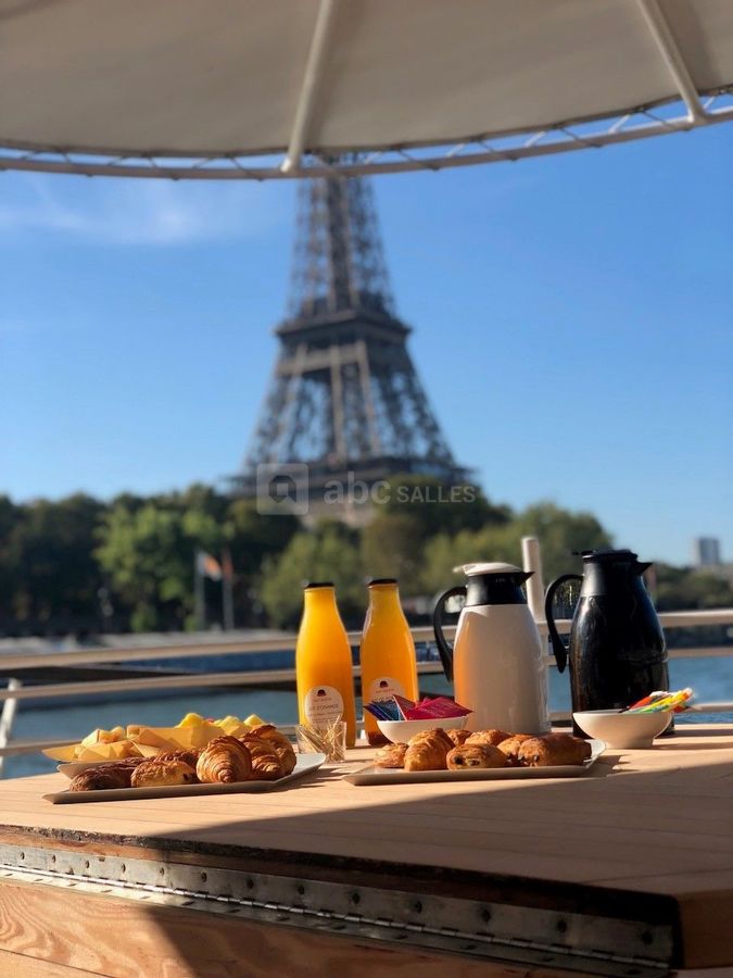 Petit-déjeuner en face de la Tour Eiffel