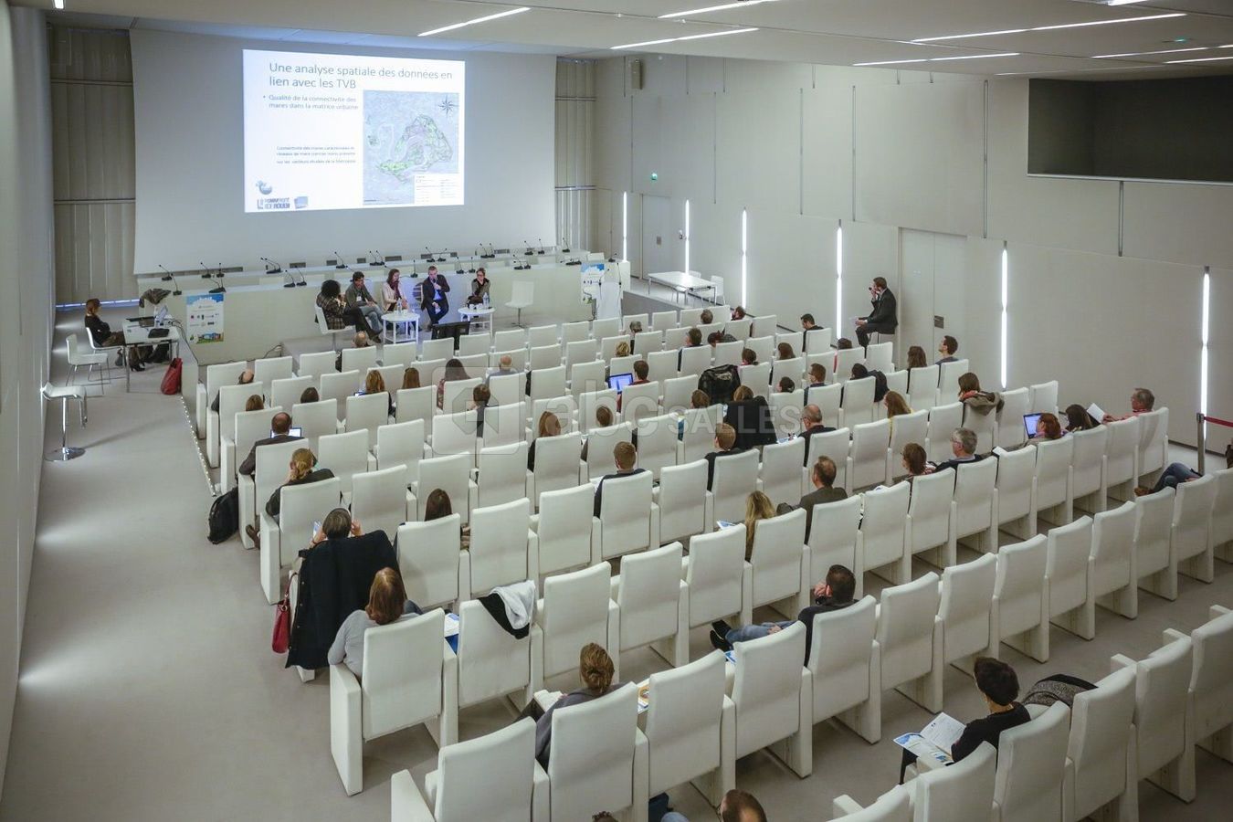 AUDITORIUM TABLES RONDES