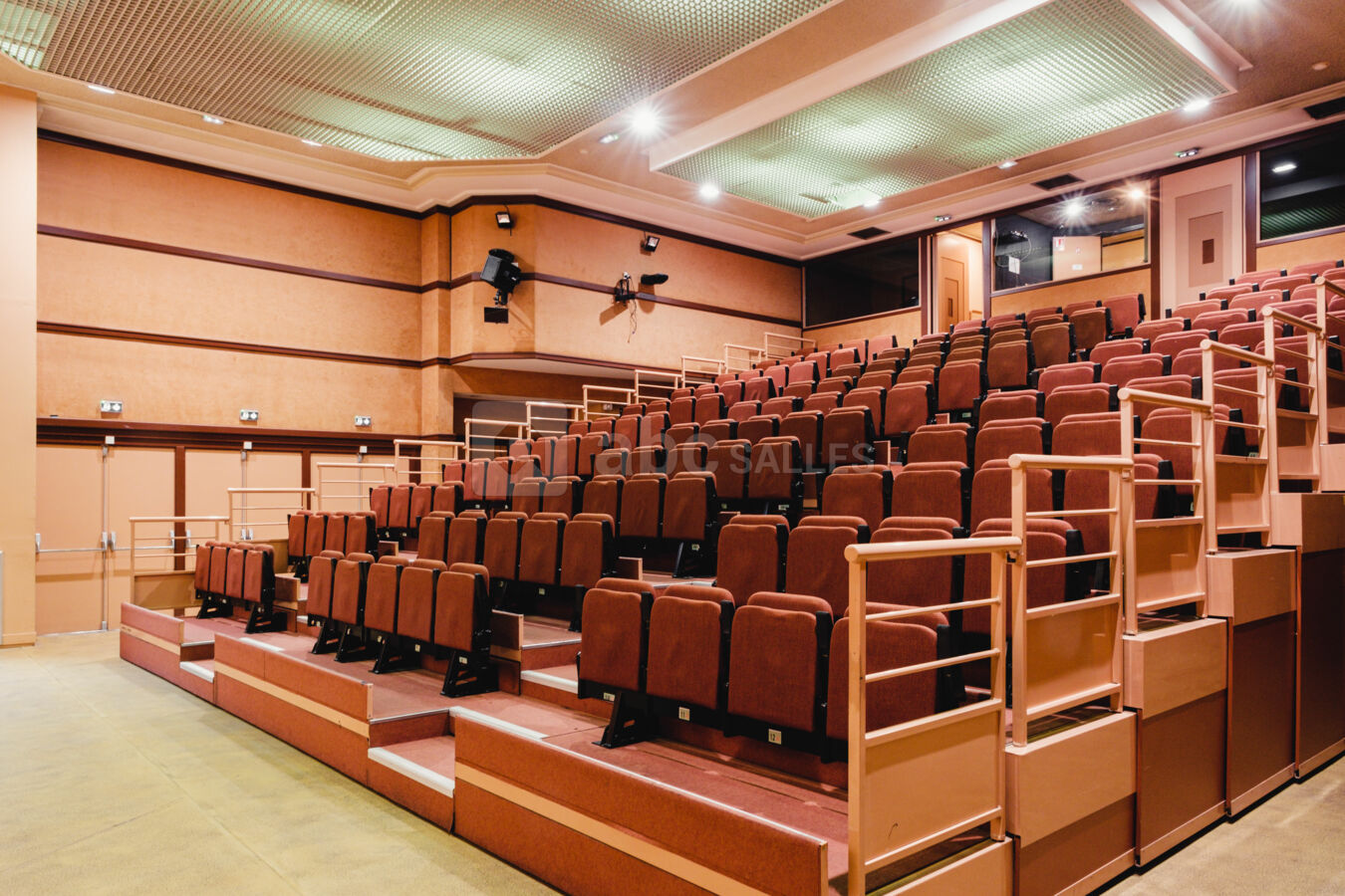 Amphithéâtre - Tribune escamotable