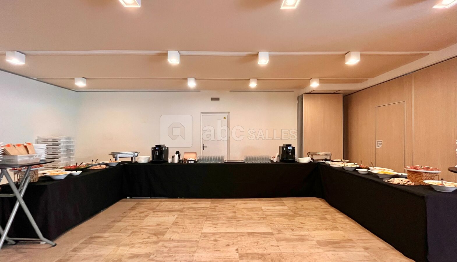 Salle cocktail 180m2 modulable - Configuration réunion