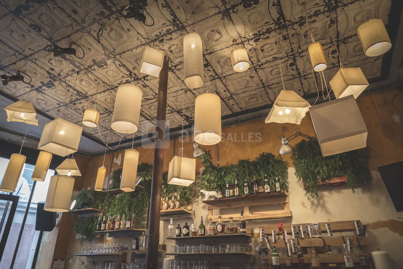 Projet artistique « Nuage » Une série de vingt suspensions réalisées entièrement à la main. Effet nuage représenté par les tons blanc/crème, les différentes formes et points de fixations.