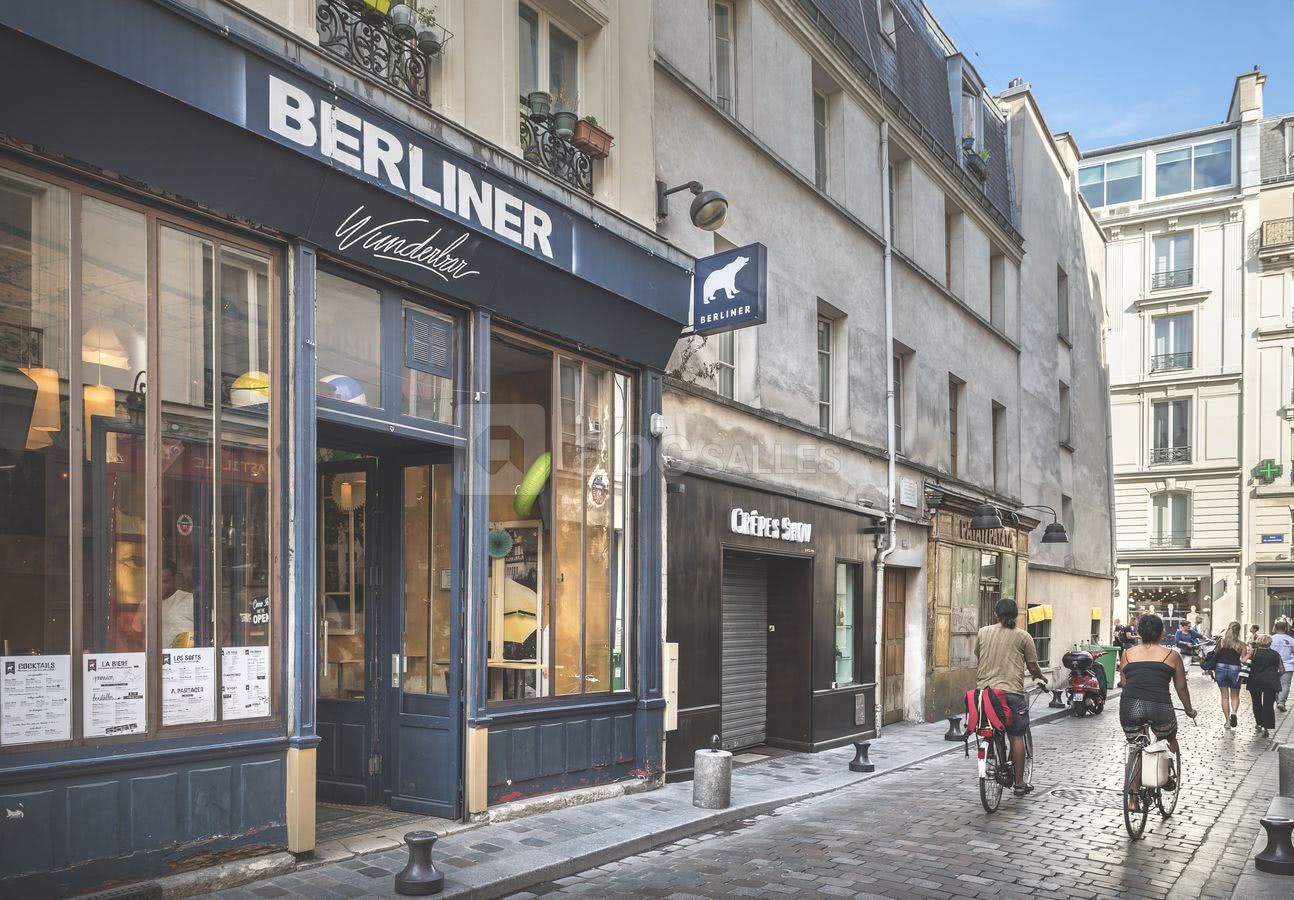 Situé au 49 rue de Lappe, côté rue de Charonne