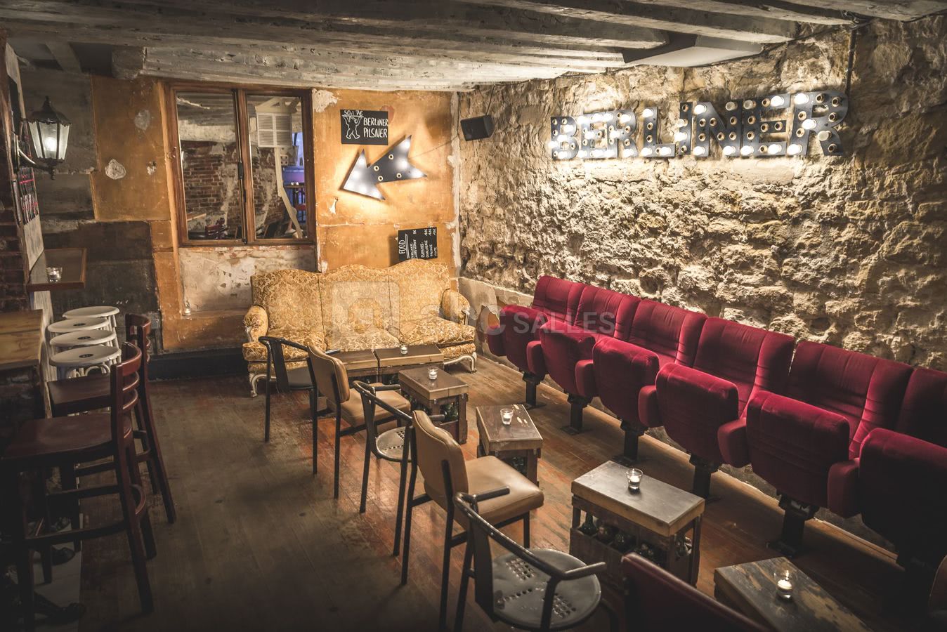 Salle « cinema » 40 m², nombreuses assises basses, effet « salon », photomaton 4 poses, 33 places assises