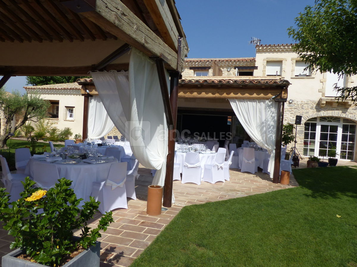 Table ronde terrasse sans les bâches