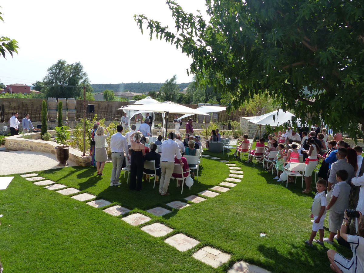 Céremonie dans le jardin