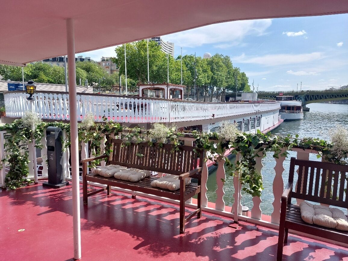 Terrasse arrière décorée pour Mariage