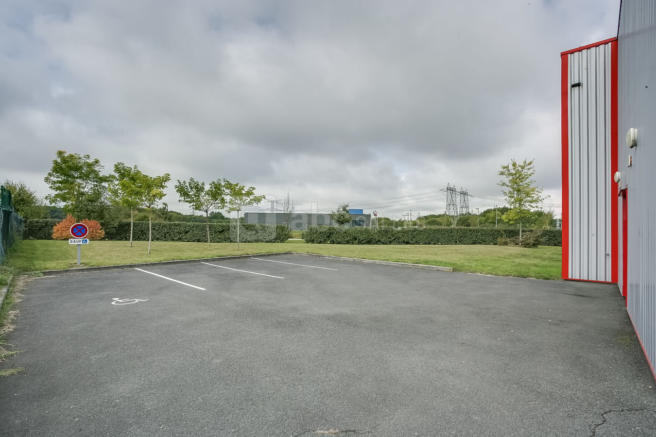 Extérieur Arrière parking et jardin