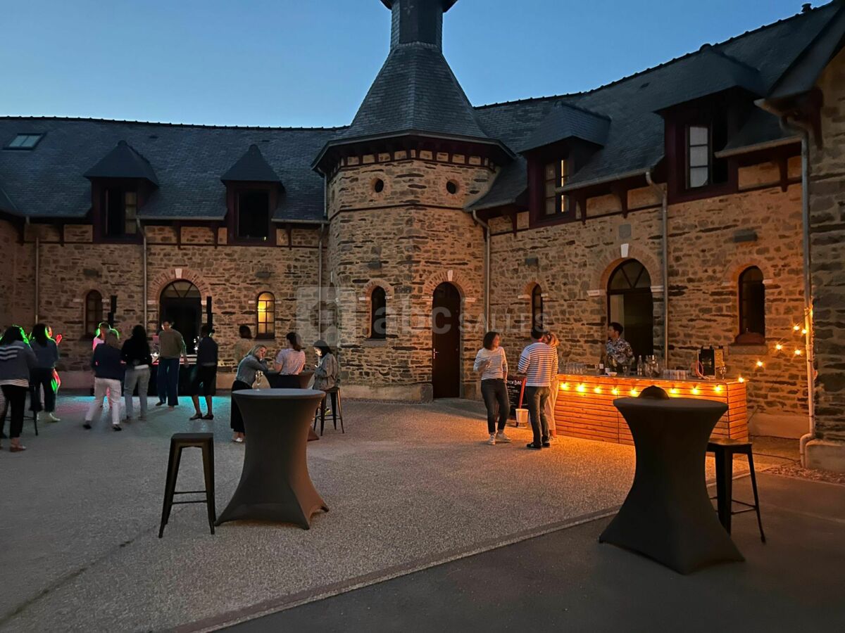 Soirée devant le batiment de la Basse-Cour
