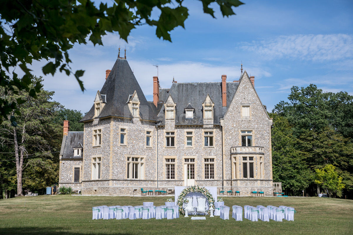CÉRÉMONIE DERRIÈRE LE CHÂTEAU