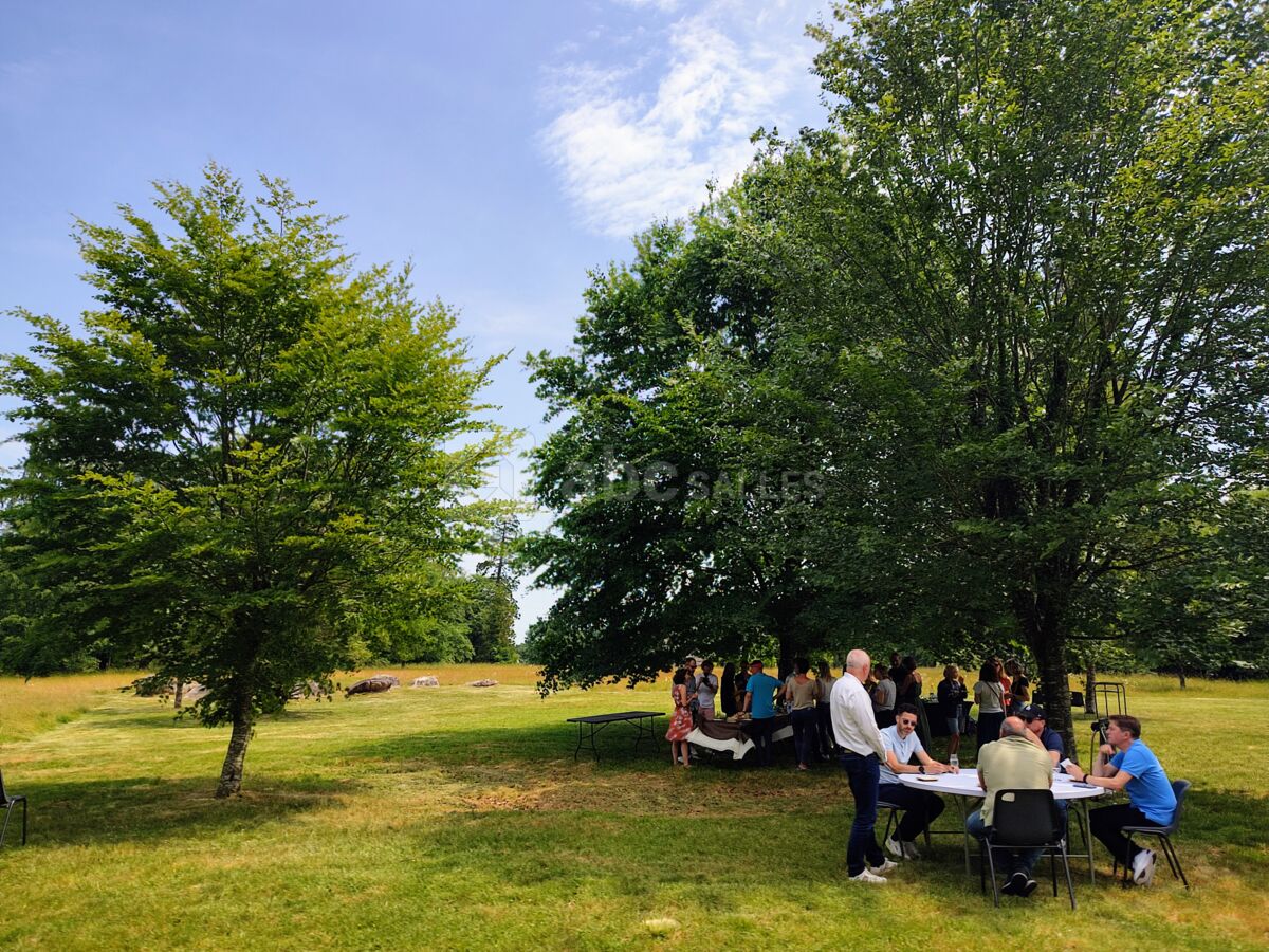 Des moments de partage sous les arbres