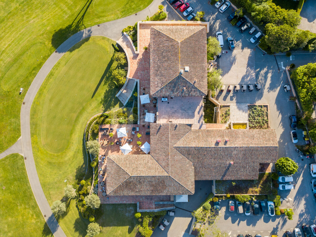 Golf Club de Saint-Tropez : vue aérienne du domaine et du club house