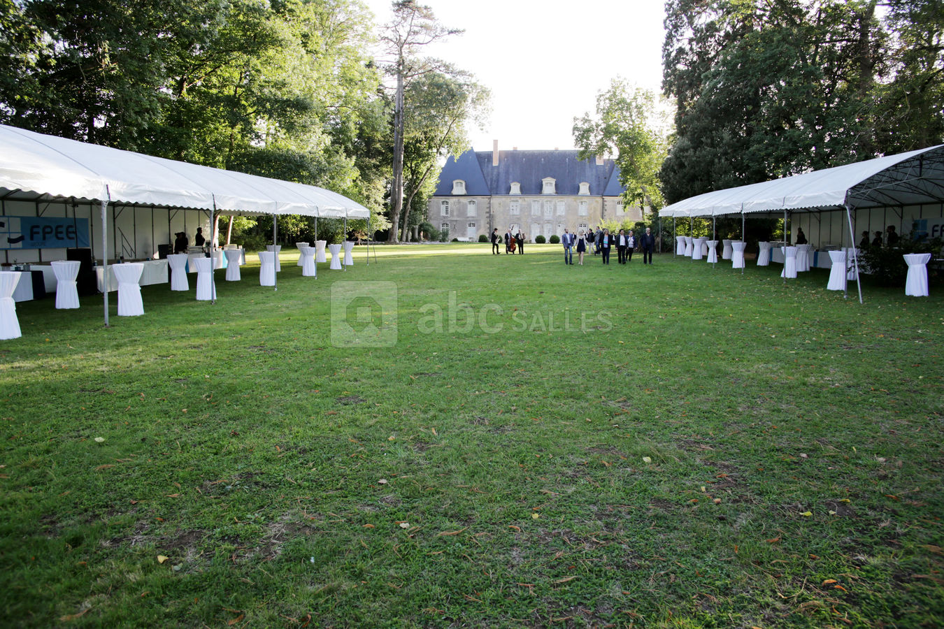 La grande pelouse du jardin