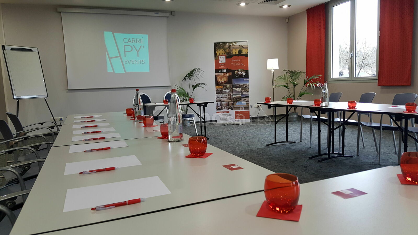 Salon Pyrénées - Mise en place en U - Carré Py' Hôtel *** Bagnères de Bigorre