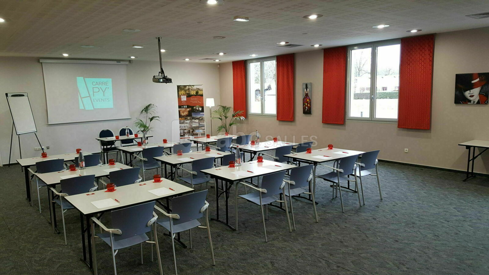 Salon Pyrénées - Mise en place en classe - Carré Py' Hôtel *** Bagnères de Bigorre