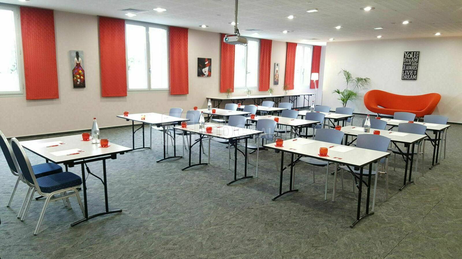 Salon Pyrénées - Mise en place en classe - Carré Py' Hôtel *** Bagnères de Bigorre