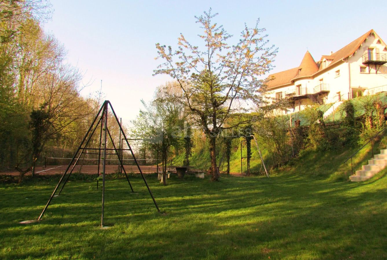 Le Terrain multi sport en terre battue