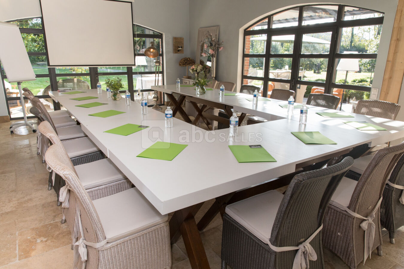 Salle de séminaire donnant sur le jardin
