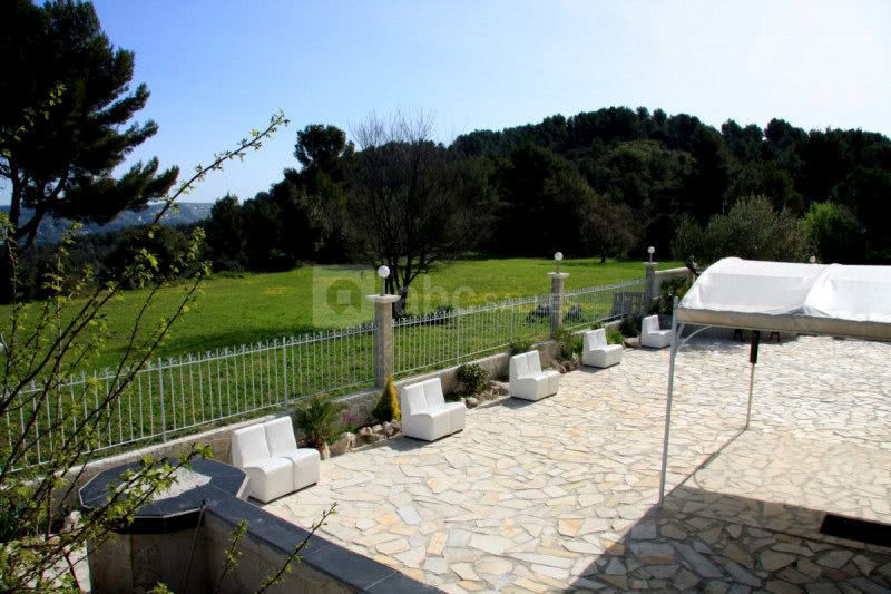 Une grande terrasse avec 3 fontaines