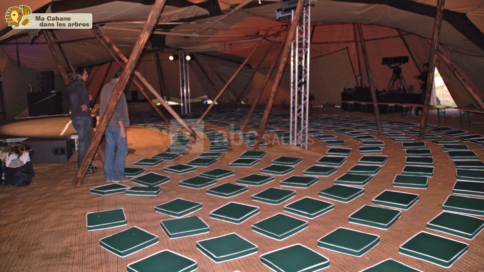 Le tipi géant est un lieu insolite et original pour vos conférences, projections, etc ...
