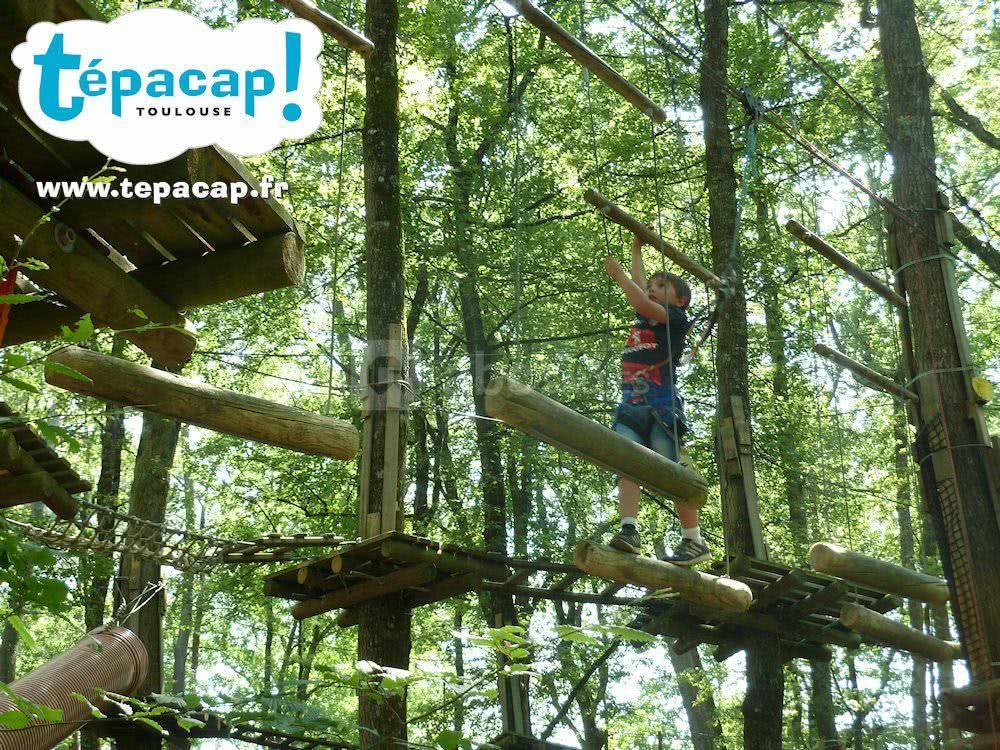 Défiez votre équilibre dans nos parcours en hauteur dans les arbres. accessible dès 7 ans.