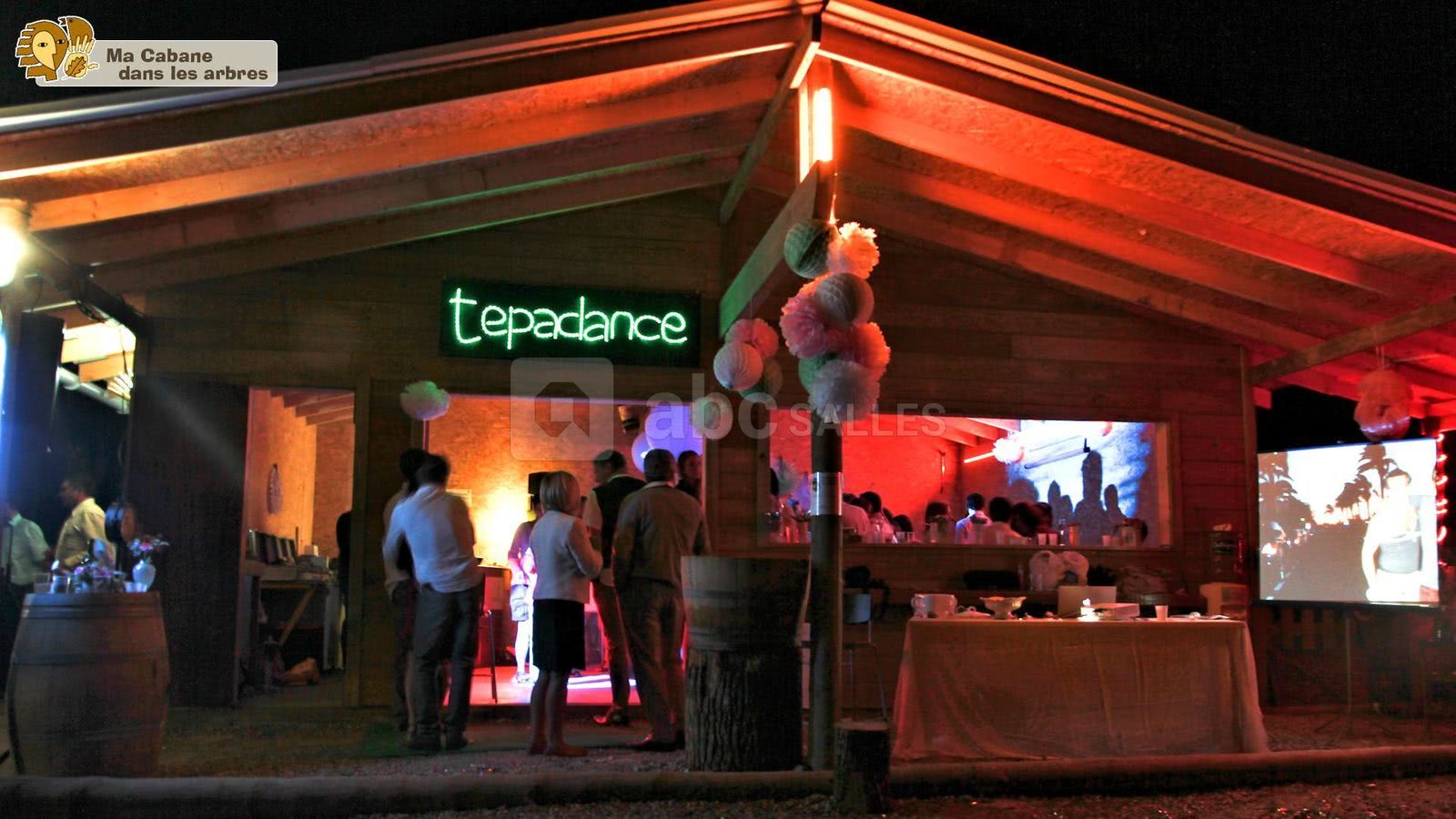 Le tépadance est une des salles du tépacap fiesta : salle de réunion le jour, elle se transforme en piste de dans illuminée le soir !