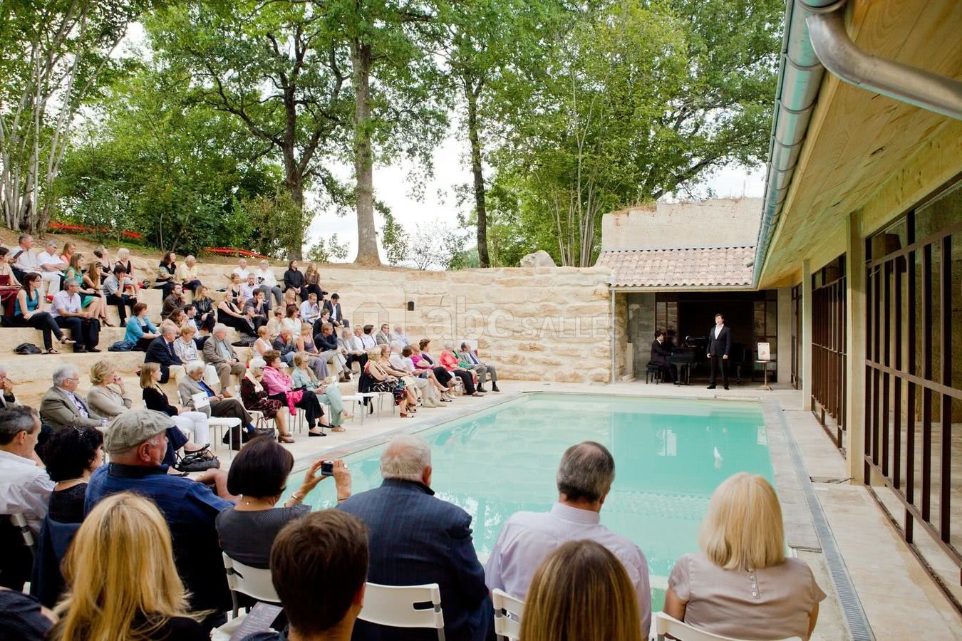 Un récital autour de la piscine