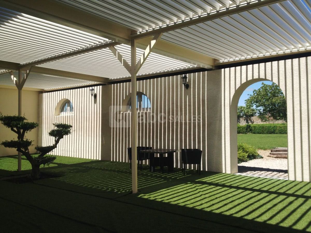 Patio et son toit bioclimatique ouvert