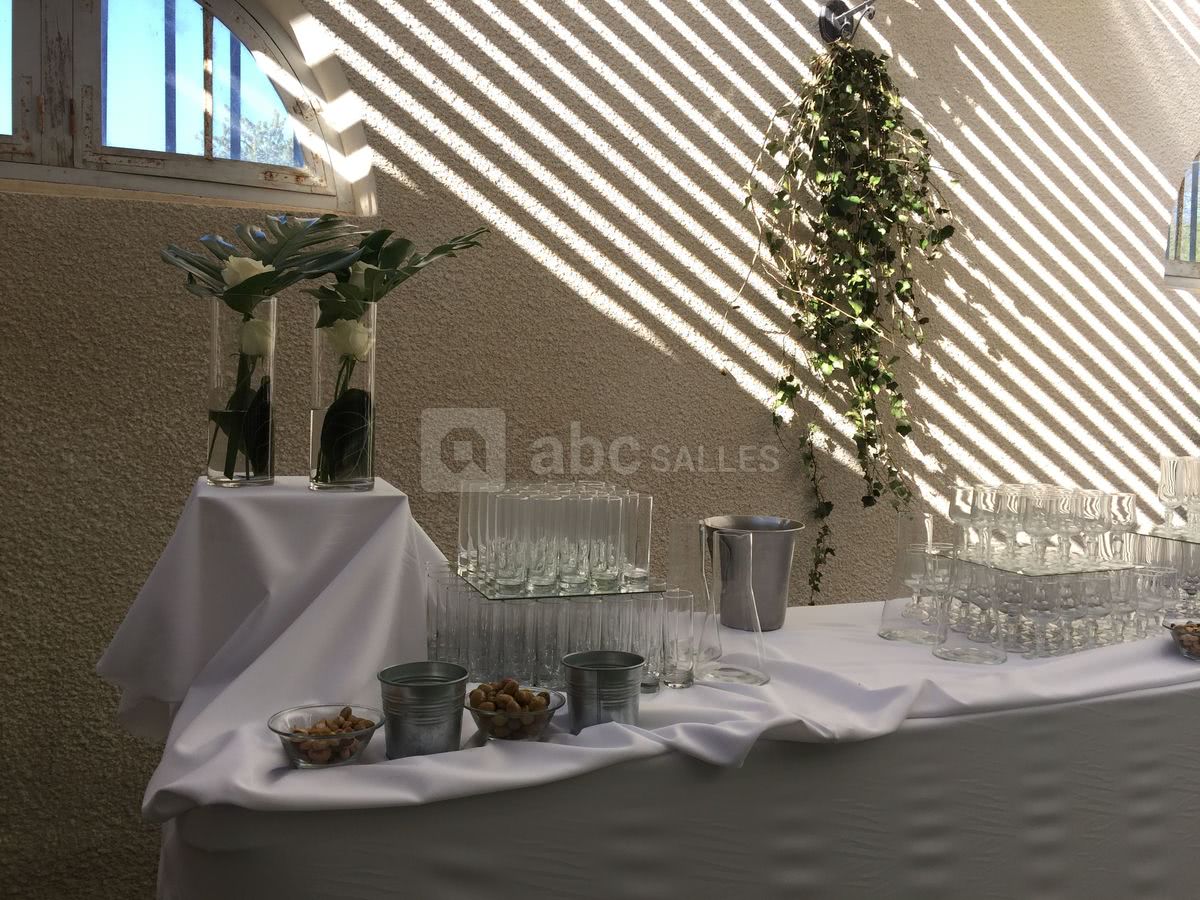 Vin d'honneur dans patio couvert du toit bioclimatique