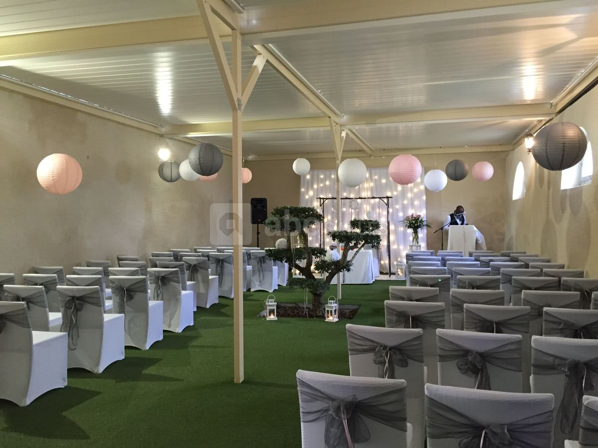 Organisation de cérémonie d'engagement dans patio avec toit fermé