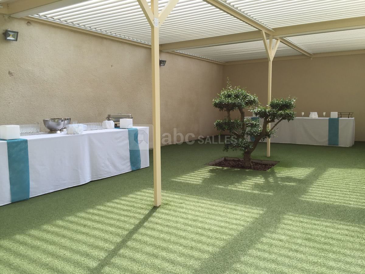 Mise en place du vin d'honneur dans patio