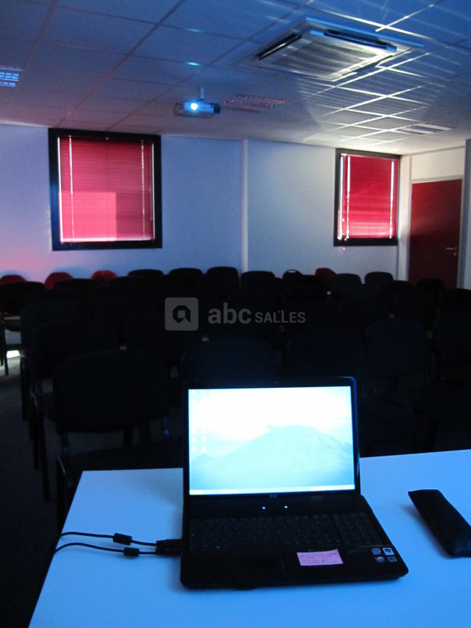 Ecran et video-projecteur integres a la salle