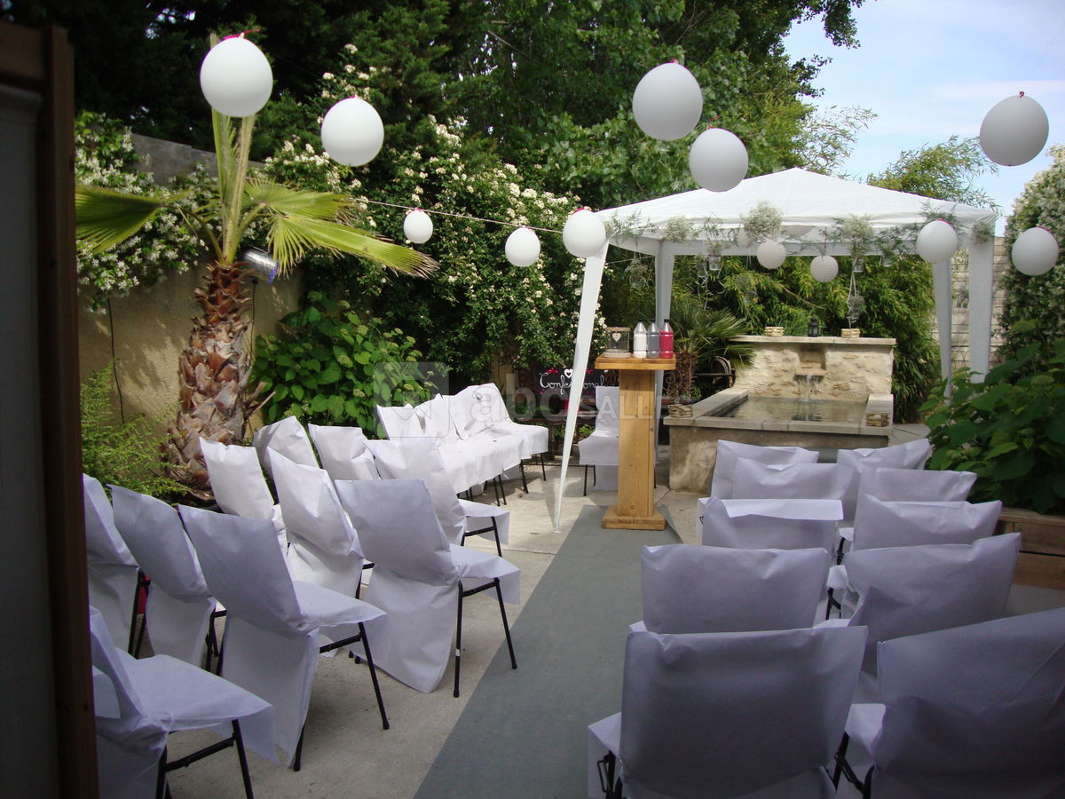 Dans le patio, cérémonie laique 30 personnes.