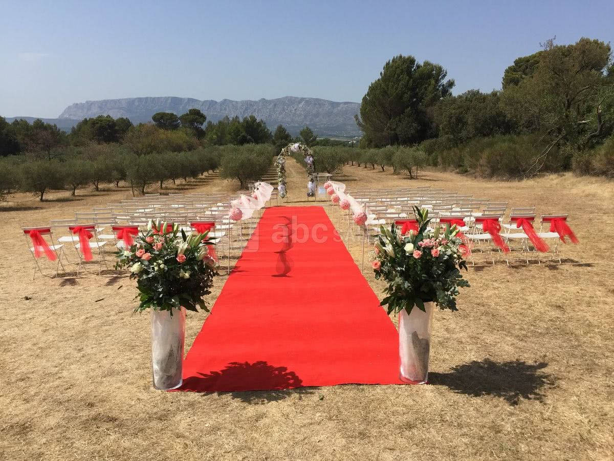 Cérémonie devant la Sainte Victoire