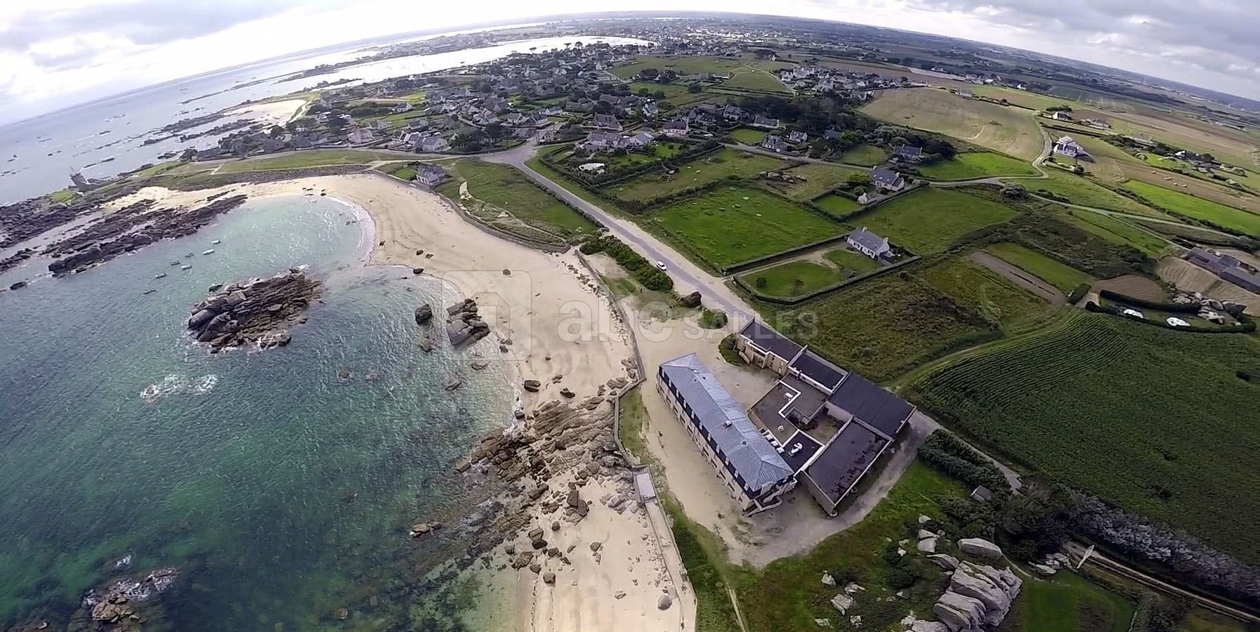 Vue du ciel, avec le semaphore et la baie de Brignogan