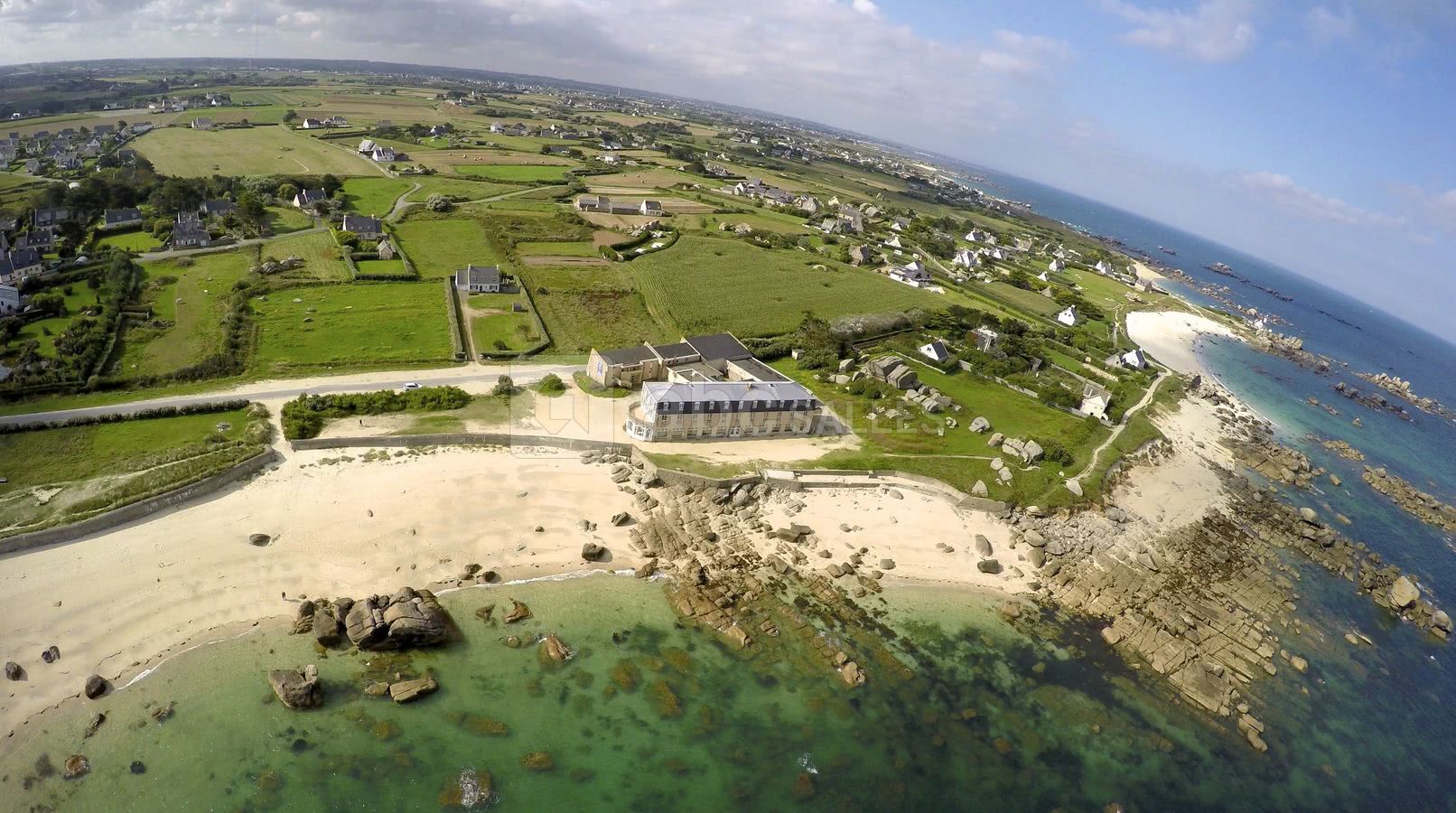 Vue du ciel, avec le phare de Pontusval