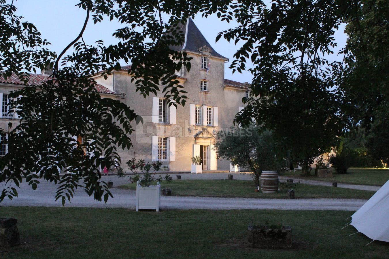 A LA TOMBEE DE LA NUIT