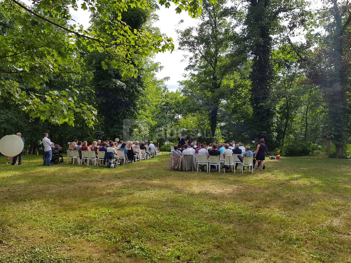 Cérémonie dans le parc