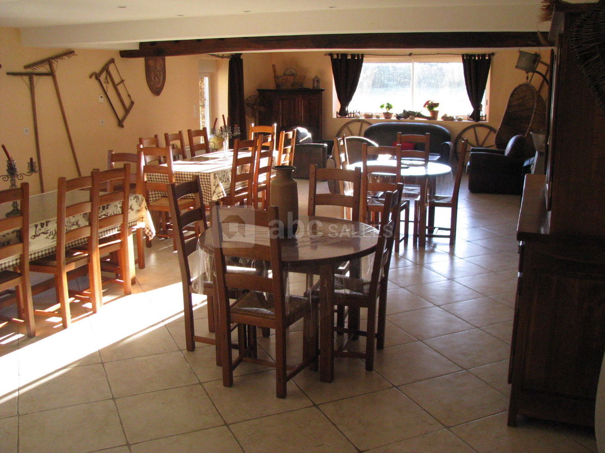 Salle à manger du moulin piongo gite séminaire