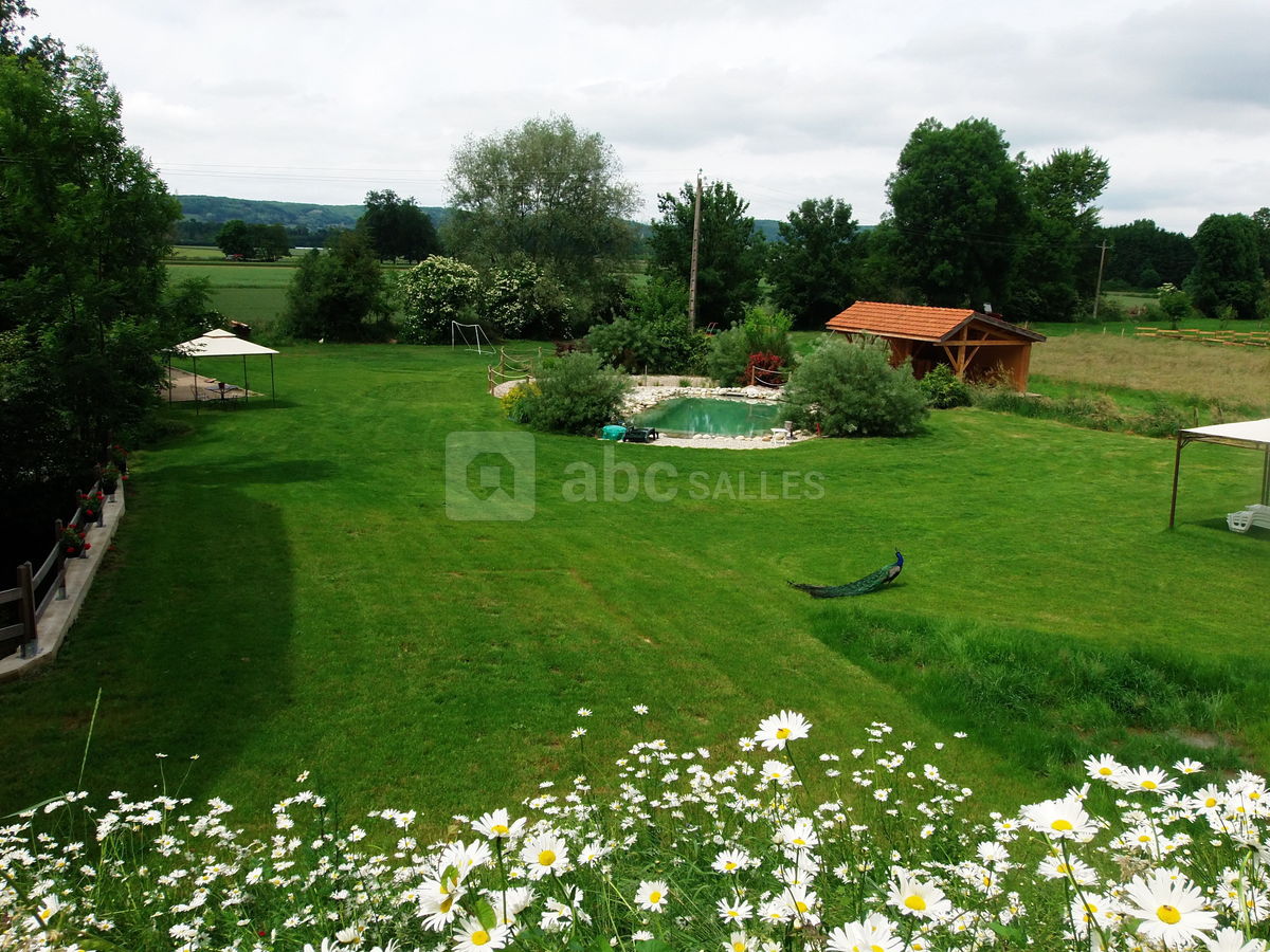Le parc de la piscine du gite le moulin PIONGO en isere