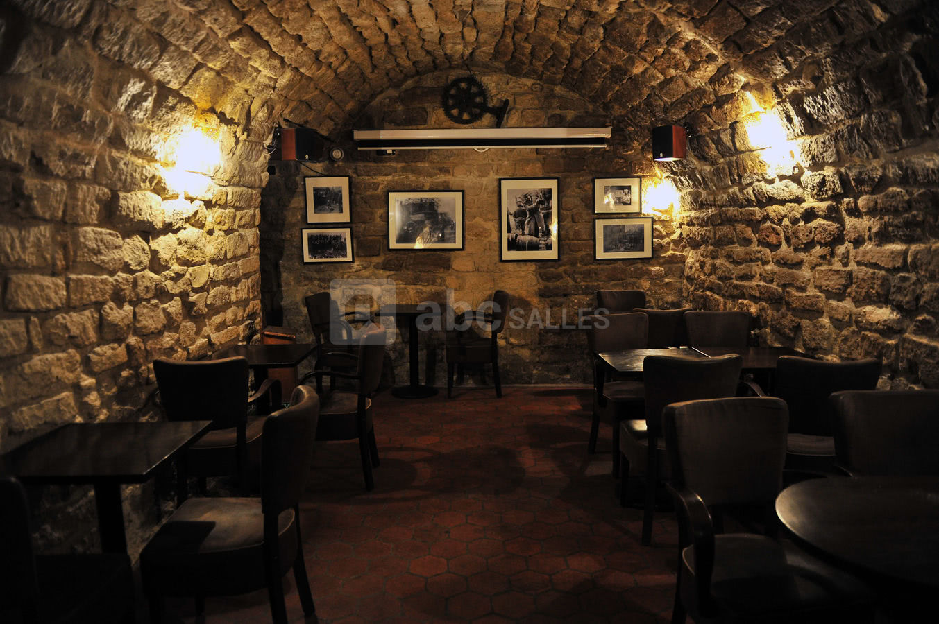 Cave privatisable avec petit bar 50 personnes debout maximum