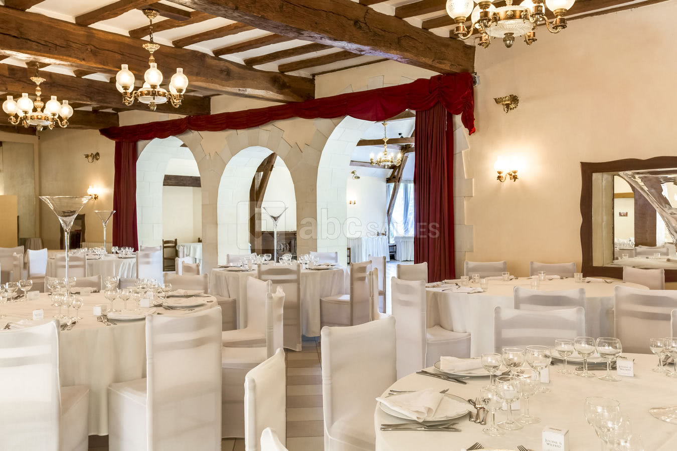 Salle avec chaise et table