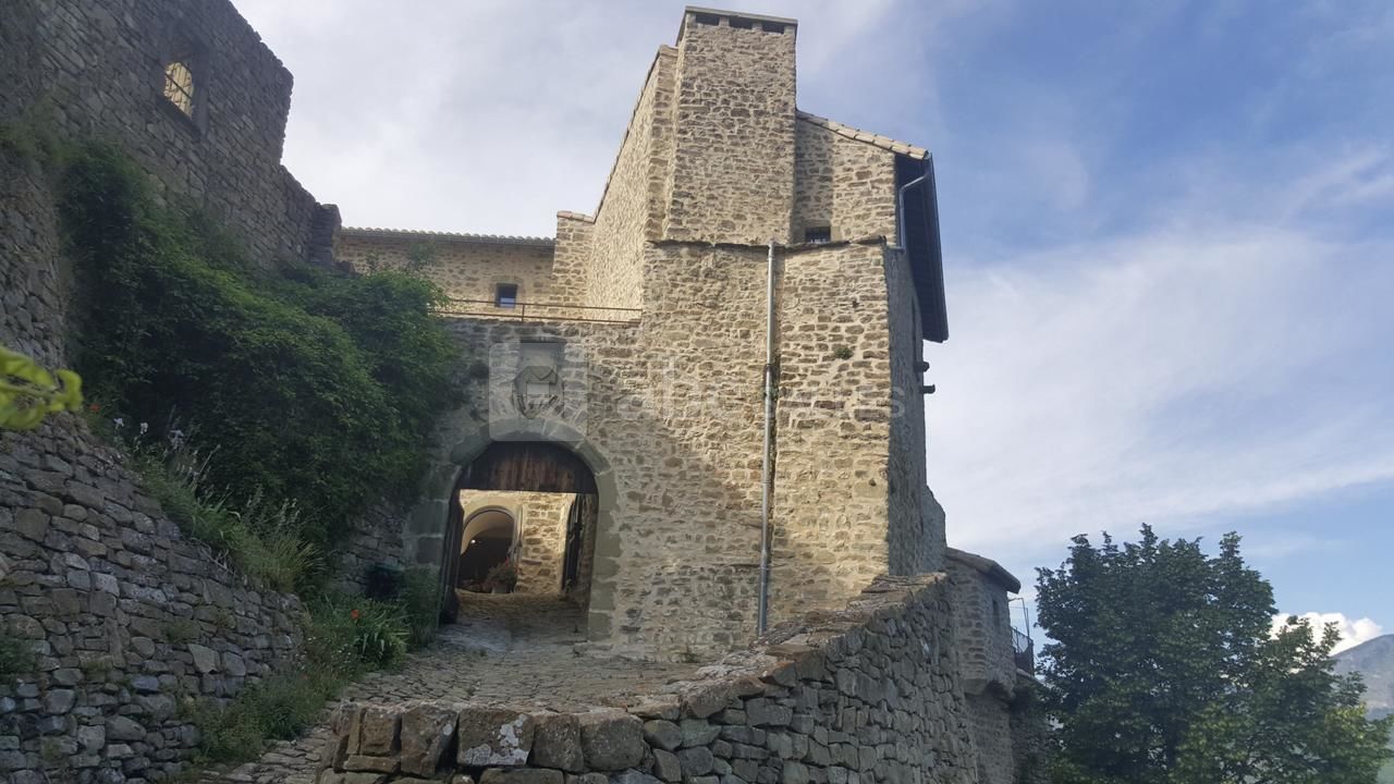 Château du Poët-Célard - Les remparts