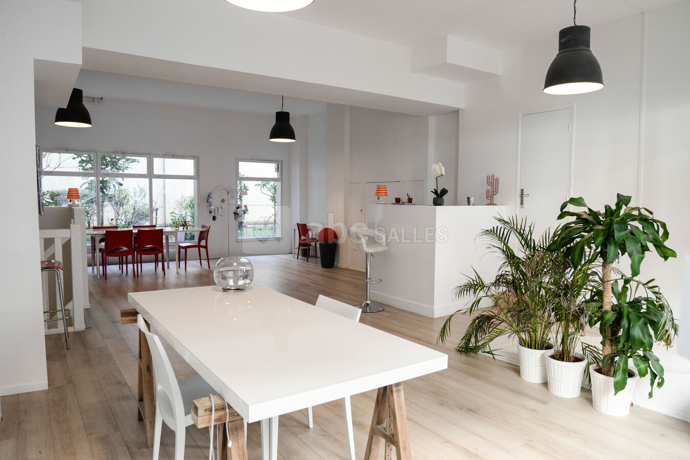 Un vaste espace de 140m² accessible depuis la rue