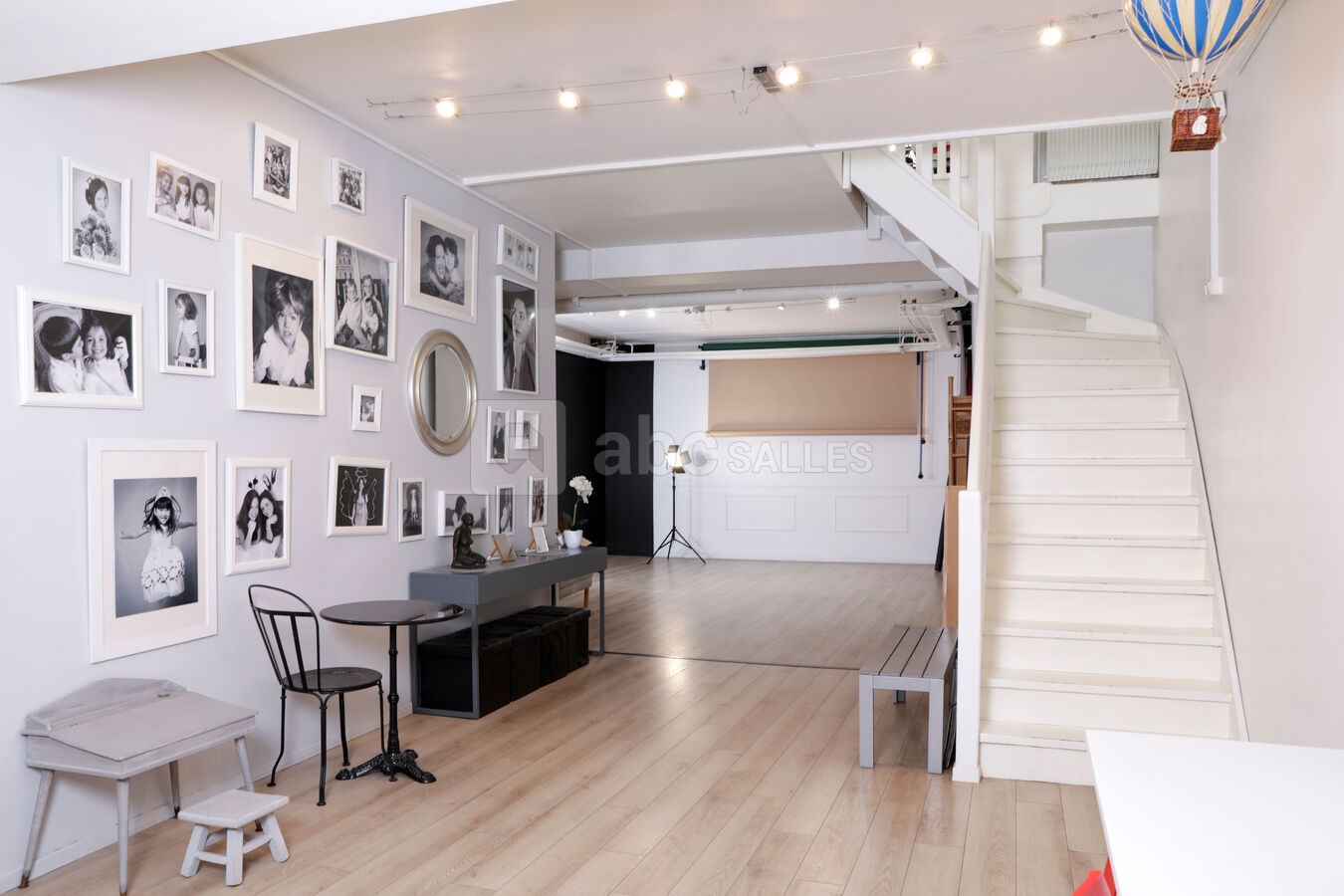 Le coin studio (sous-sol), transformable en grande salle de réunion ou espace dansant