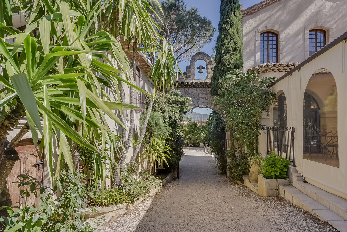 Porche entre les 2 maisons
